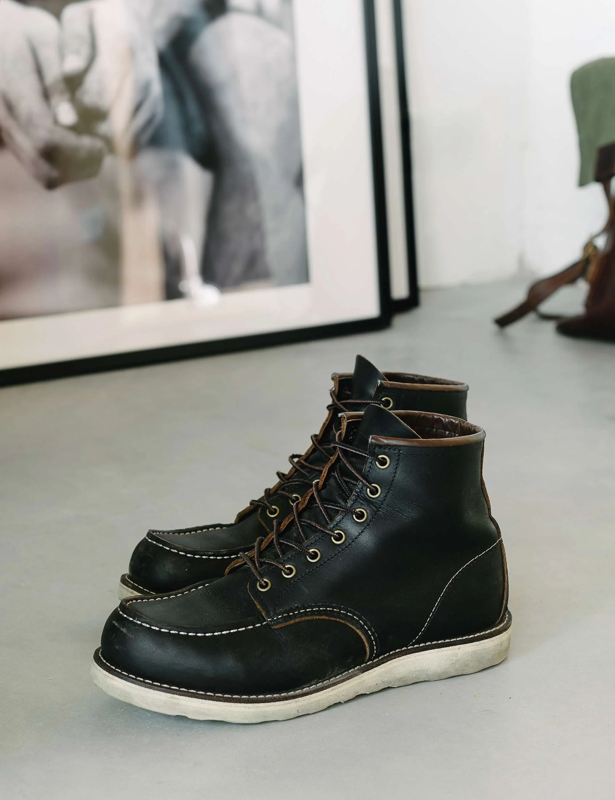 8849 Heritage 6" Moc Toe Boot - Black Prairie Leather - Image 9